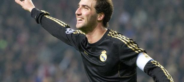 开云体育官方网站-孤骑破围，勒克莱尔扛旗逆转，法拉利绝境中的领袖觉醒