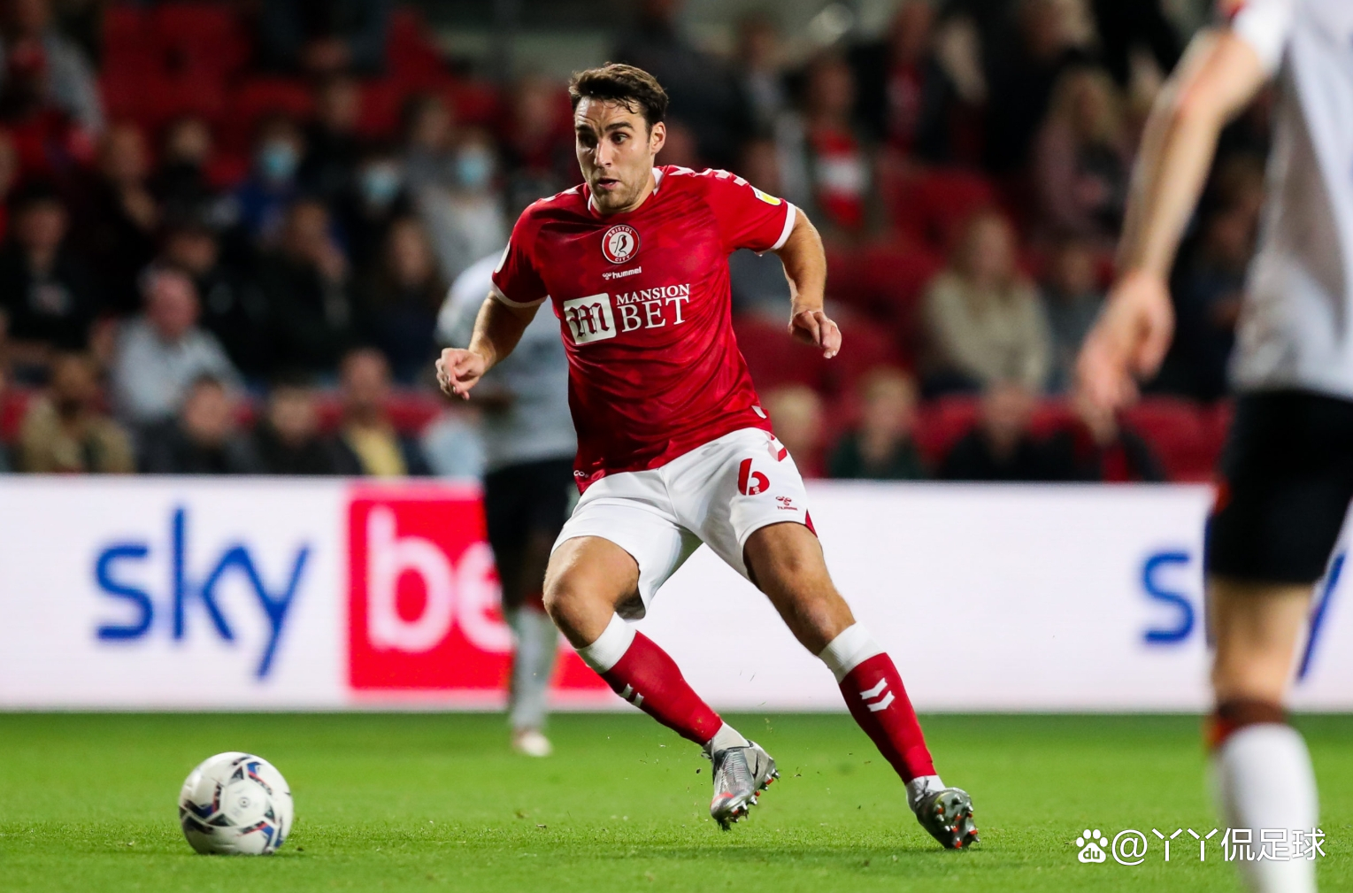 足球场上的风云变幻，球队实力逐步显现的简单介绍