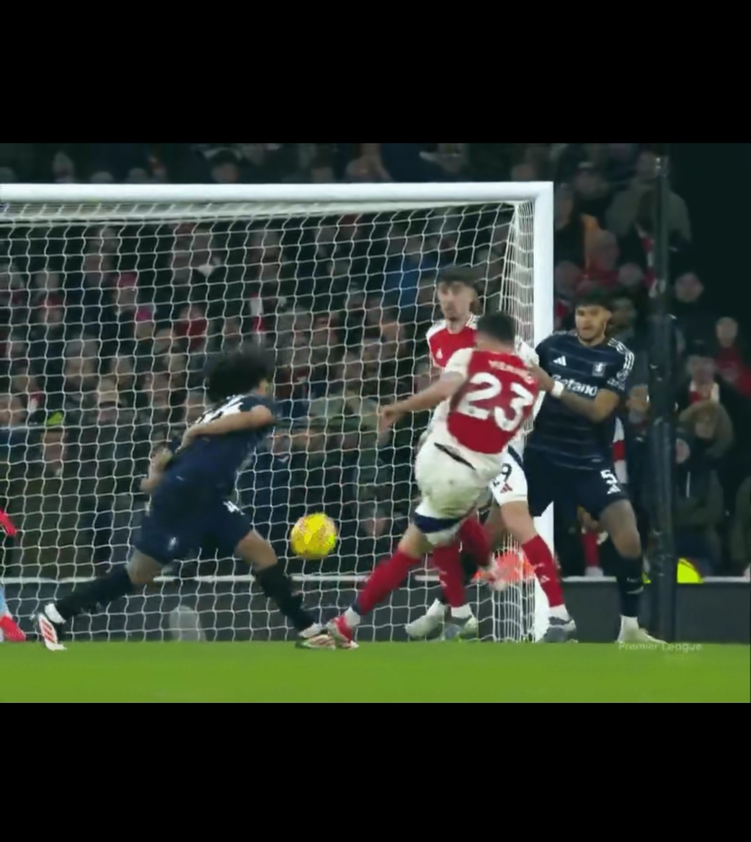 阿森纳后卫关键截断，助球队赢得比赛的简单介绍