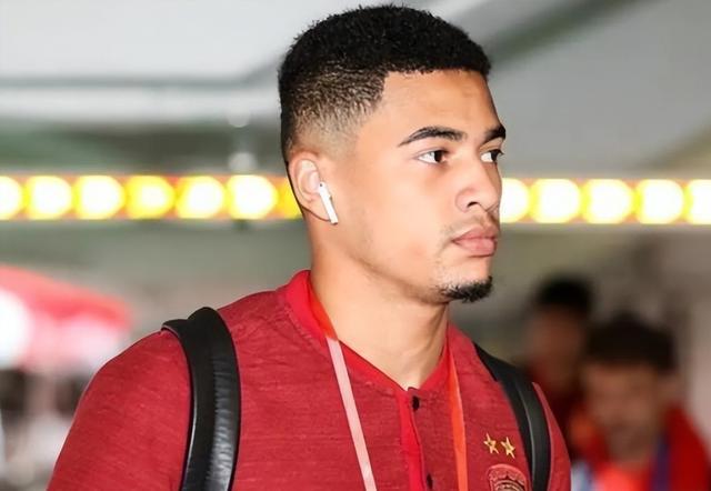 著名教练签约新球队,引发热议 著名教练签约新球队,引发热议