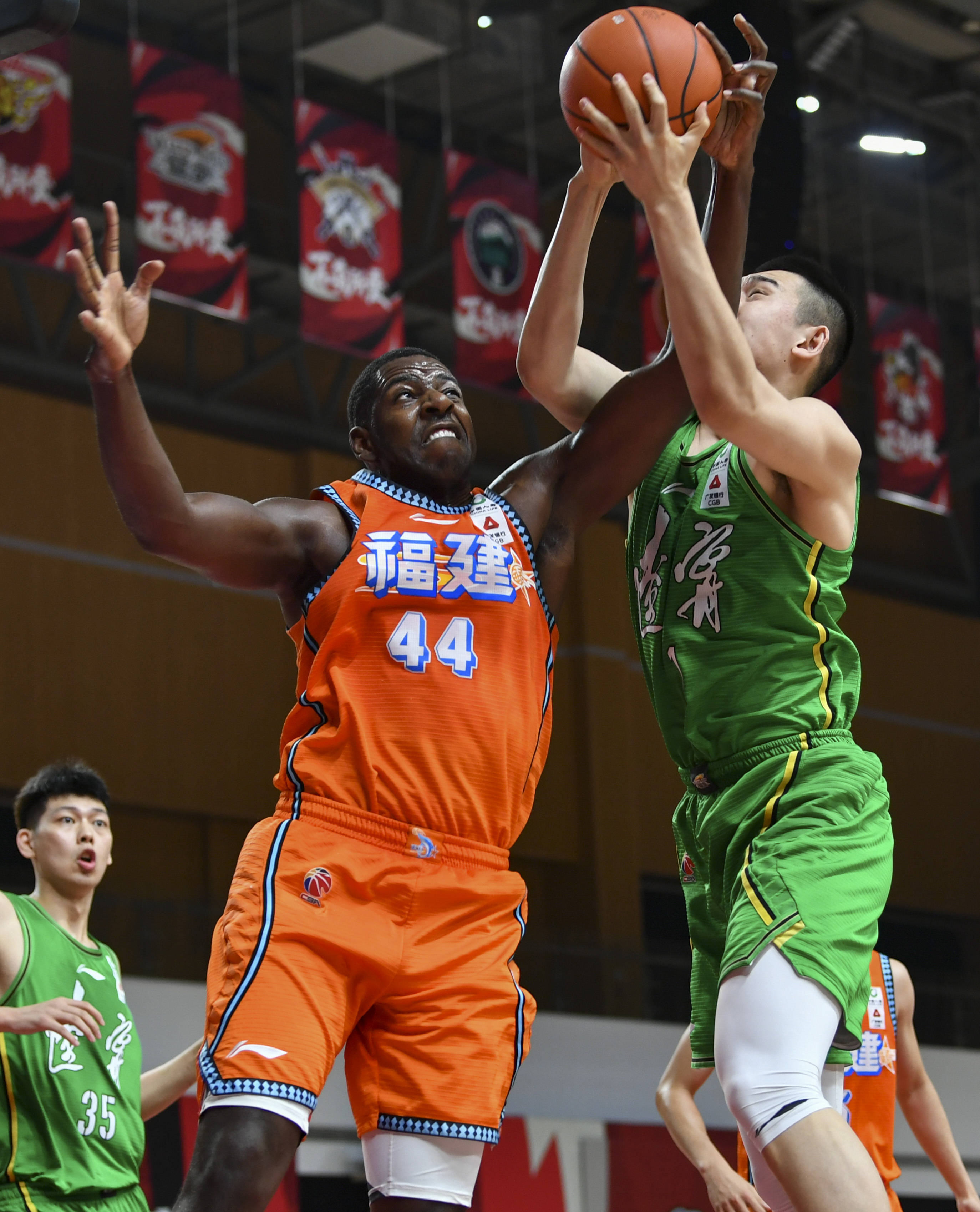 著名球队在最新篮球比赛中实力斩获 著名球队在最新篮球比赛中实力斩获