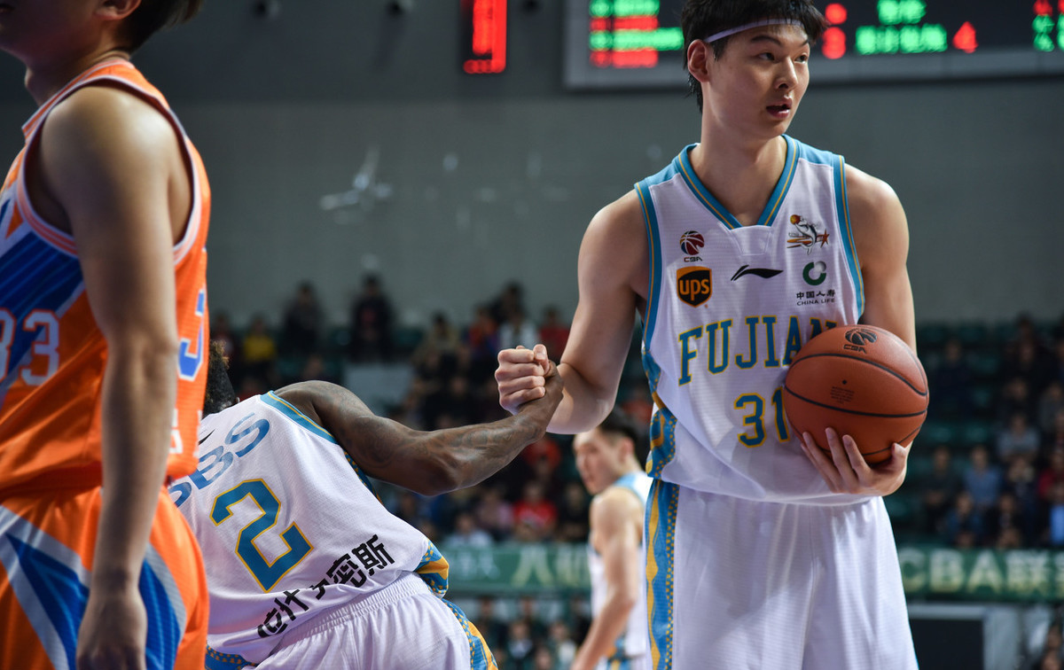 包含掘金绝杀雄鹿，王哲林带队取胜的词条