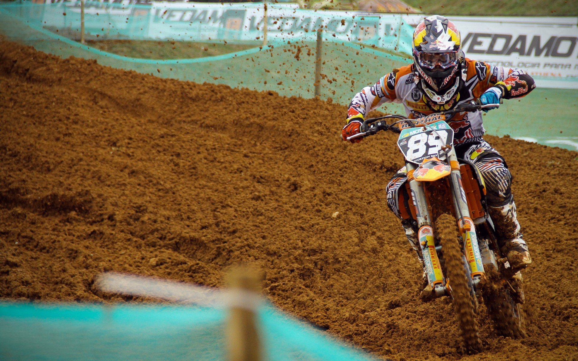 年度焦点之战之夜，乔治完成里程碑，书写传奇新篇章