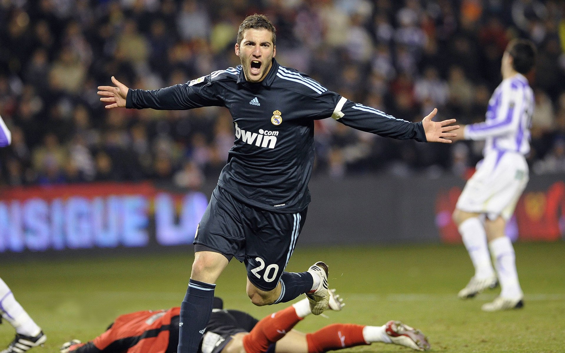 国王对阵掘金，伦纳德赛后评分拉满，诠释何为唯一性